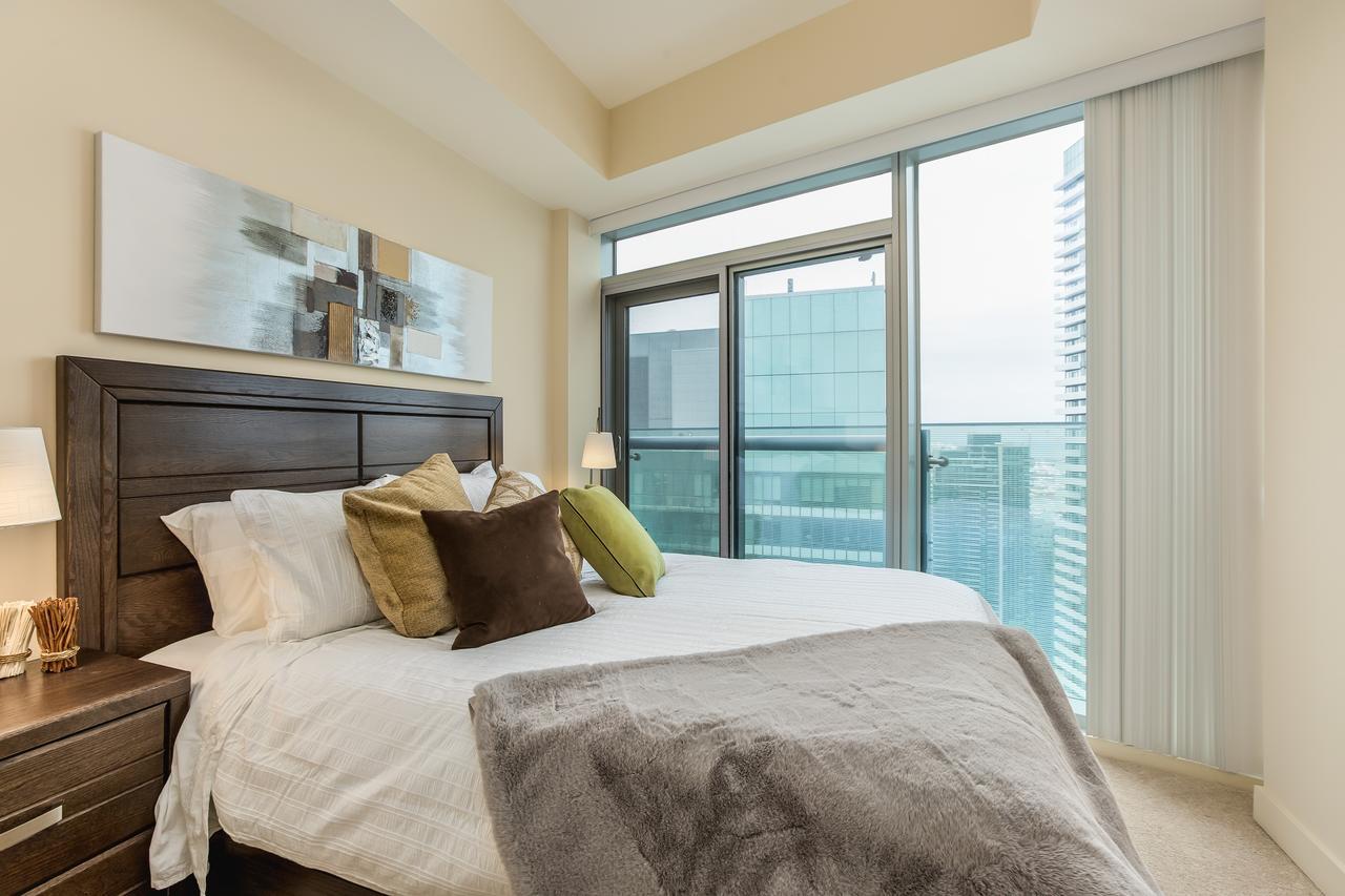 Upscale 3-Bedroom With Gorgeous Lake View Toronto Extérieur photo