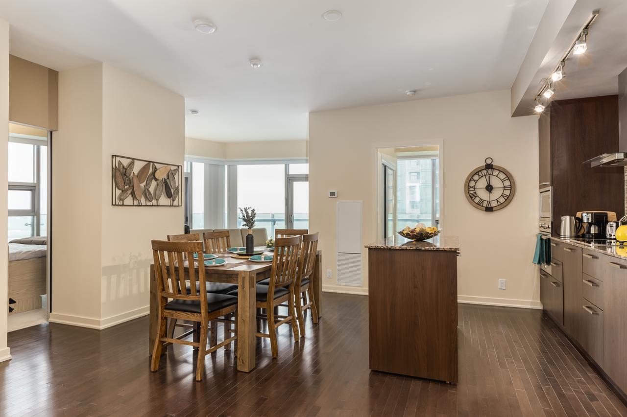 Upscale 3-Bedroom With Gorgeous Lake View Toronto Extérieur photo